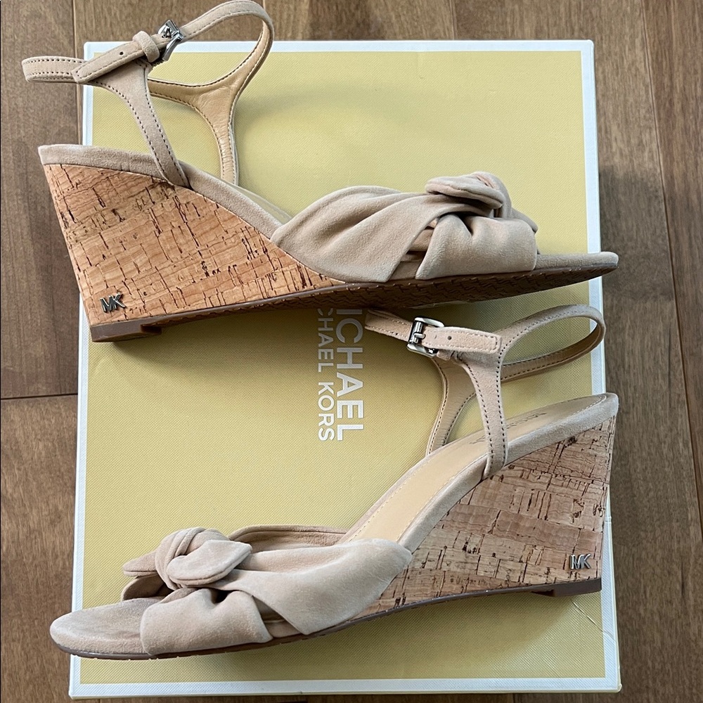 Michael Kors Elegant Beige Sandals - Picture 7 of 7